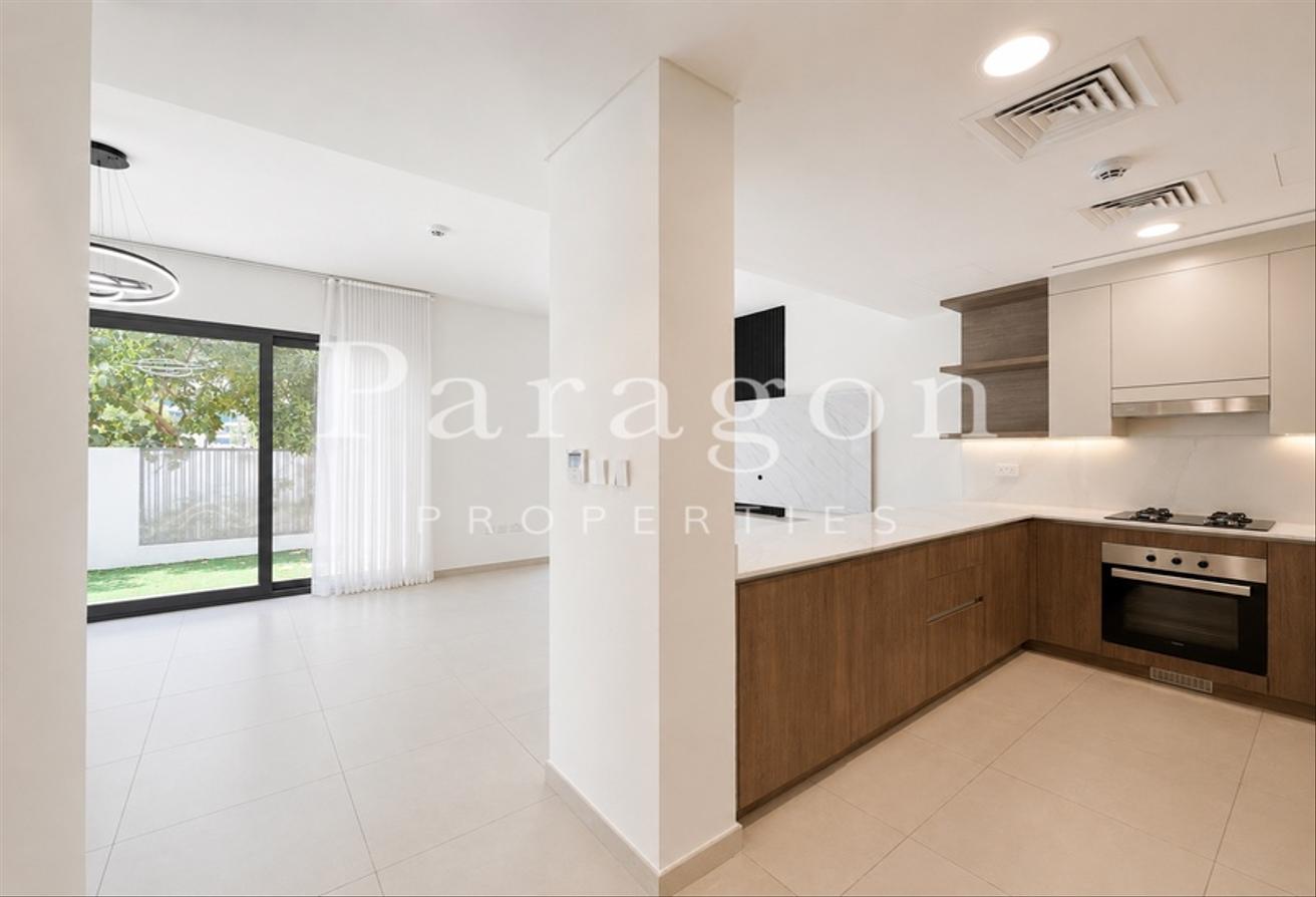 Modern Single Row | 4 Bedrooms + Maid | Vacant photo 7