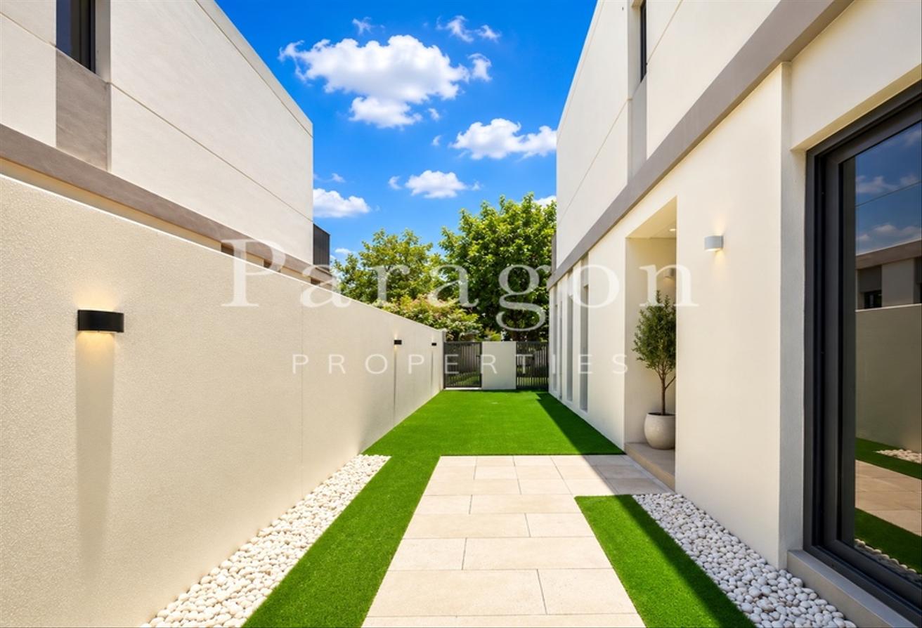 Modern Single Row | 4 Bedrooms + Maid | Vacant photo 19