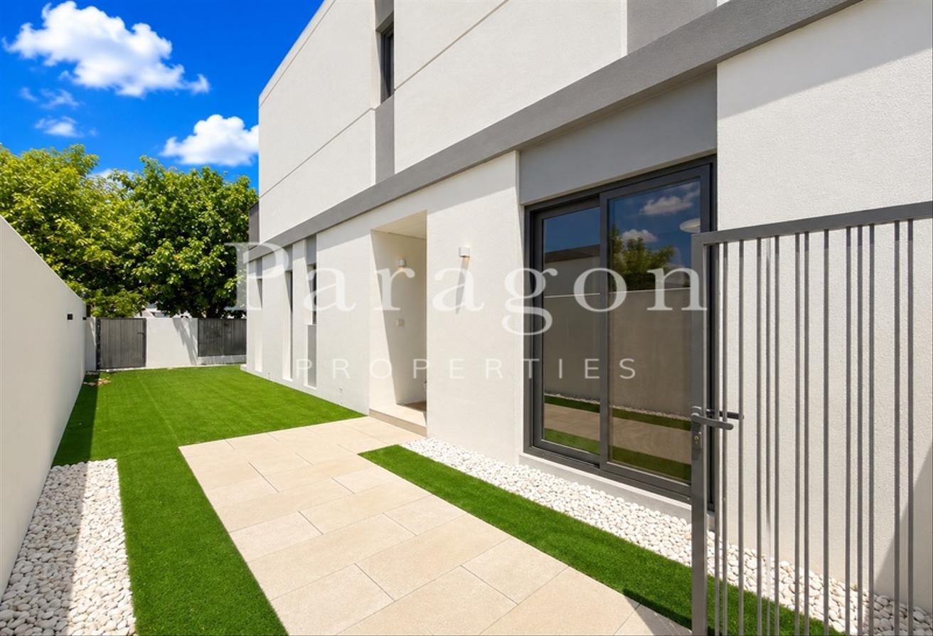 Modern Single Row | 4 Bedrooms + Maid | Vacant photo 17