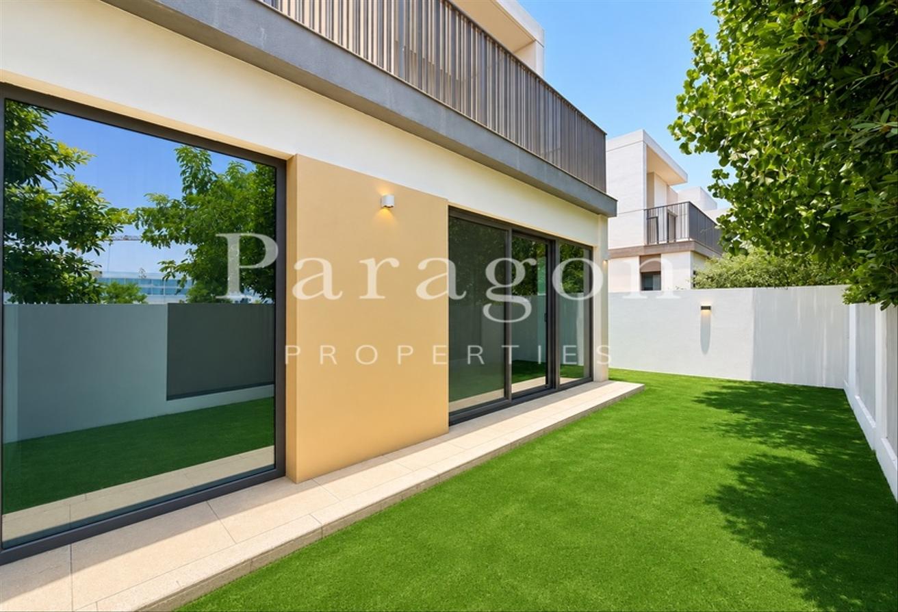 Modern Single Row | 4 Bedrooms + Maid | Vacant photo 16