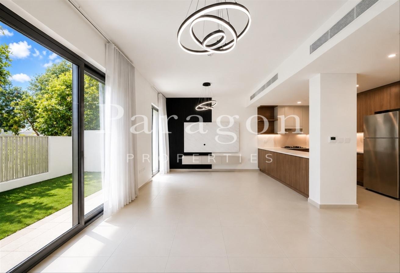Modern Single Row | 4 Bedrooms + Maid | Vacant photo 4