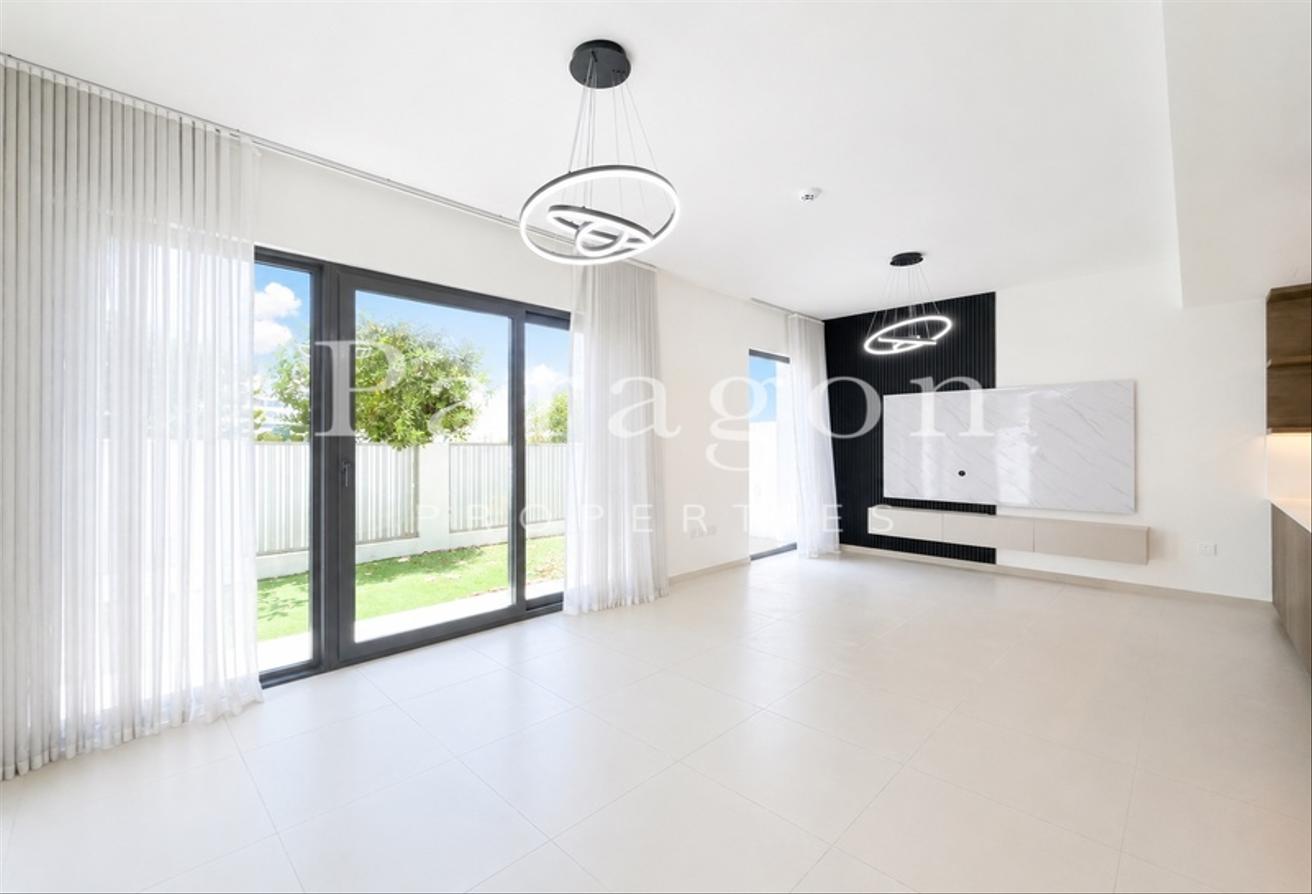Modern Single Row | 4 Bedrooms + Maid | Vacant photo 5