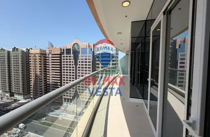 شقة - 3 غرف نوم - 4 حمامات للايجار في يونايتد سكوير - الخالدية - أبوظبي