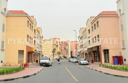 عمارة بالكامل - 2 غرف نوم - 2 حمامات للايجار في طراز إنجليزي - المدينة العالمية - دبي
