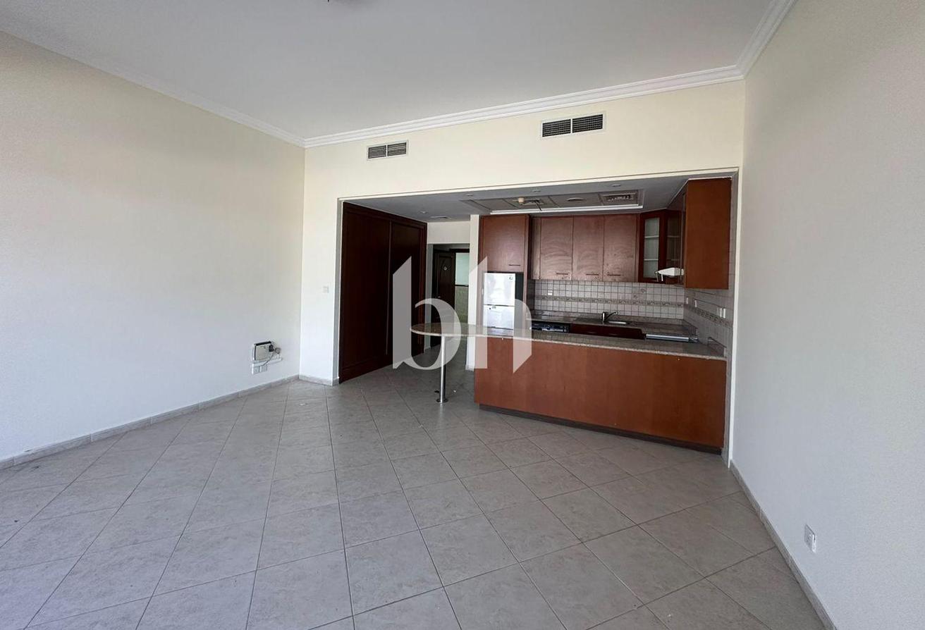 Cozy |Bright| Equipped Kitchen| Allocated Parking photo 4