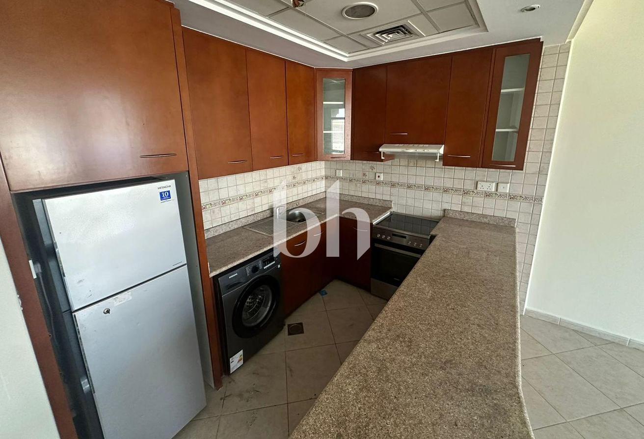 Cozy |Bright| Equipped Kitchen| Allocated Parking photo 10
