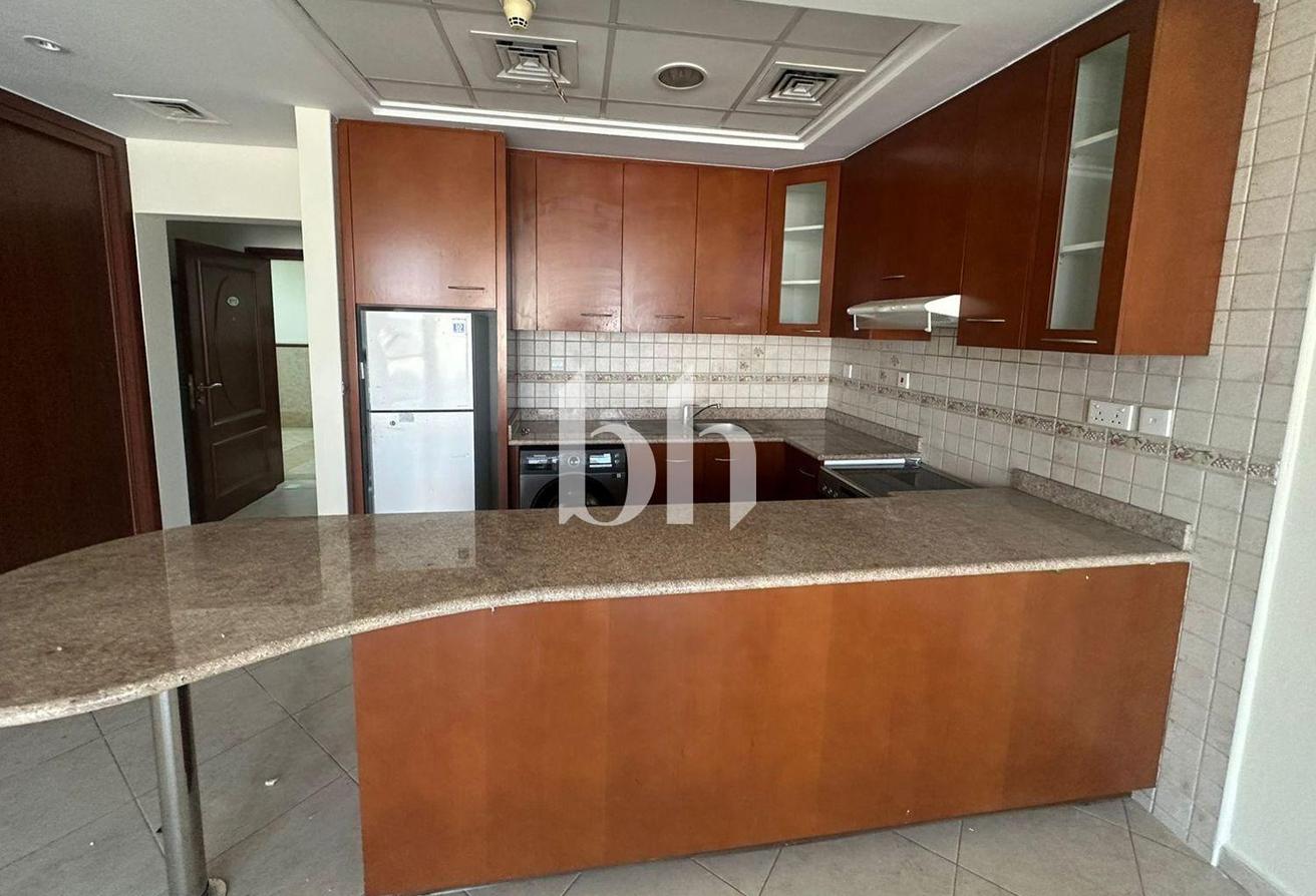 Cozy |Bright| Equipped Kitchen| Allocated Parking photo 6