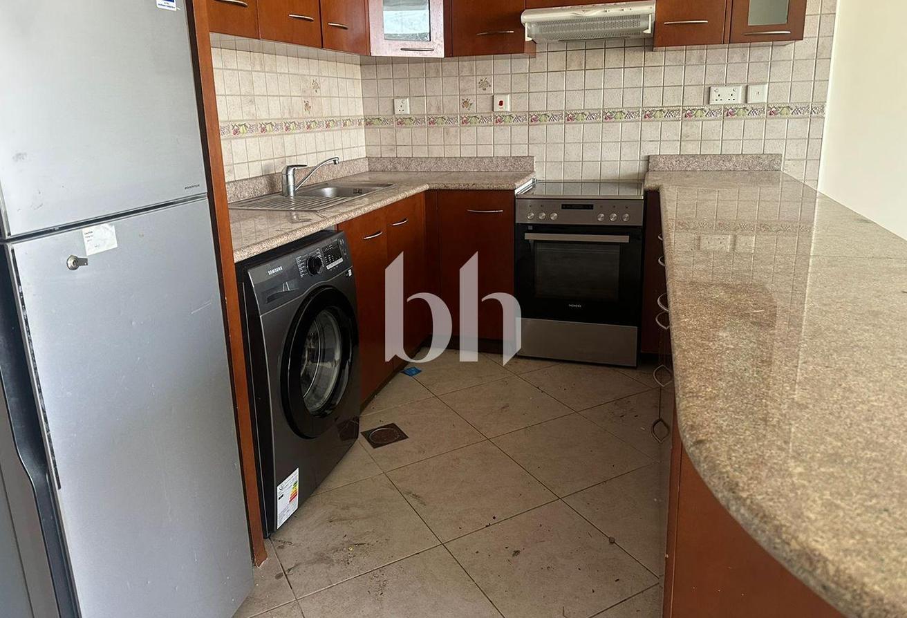 Cozy |Bright| Equipped Kitchen| Allocated Parking photo 7