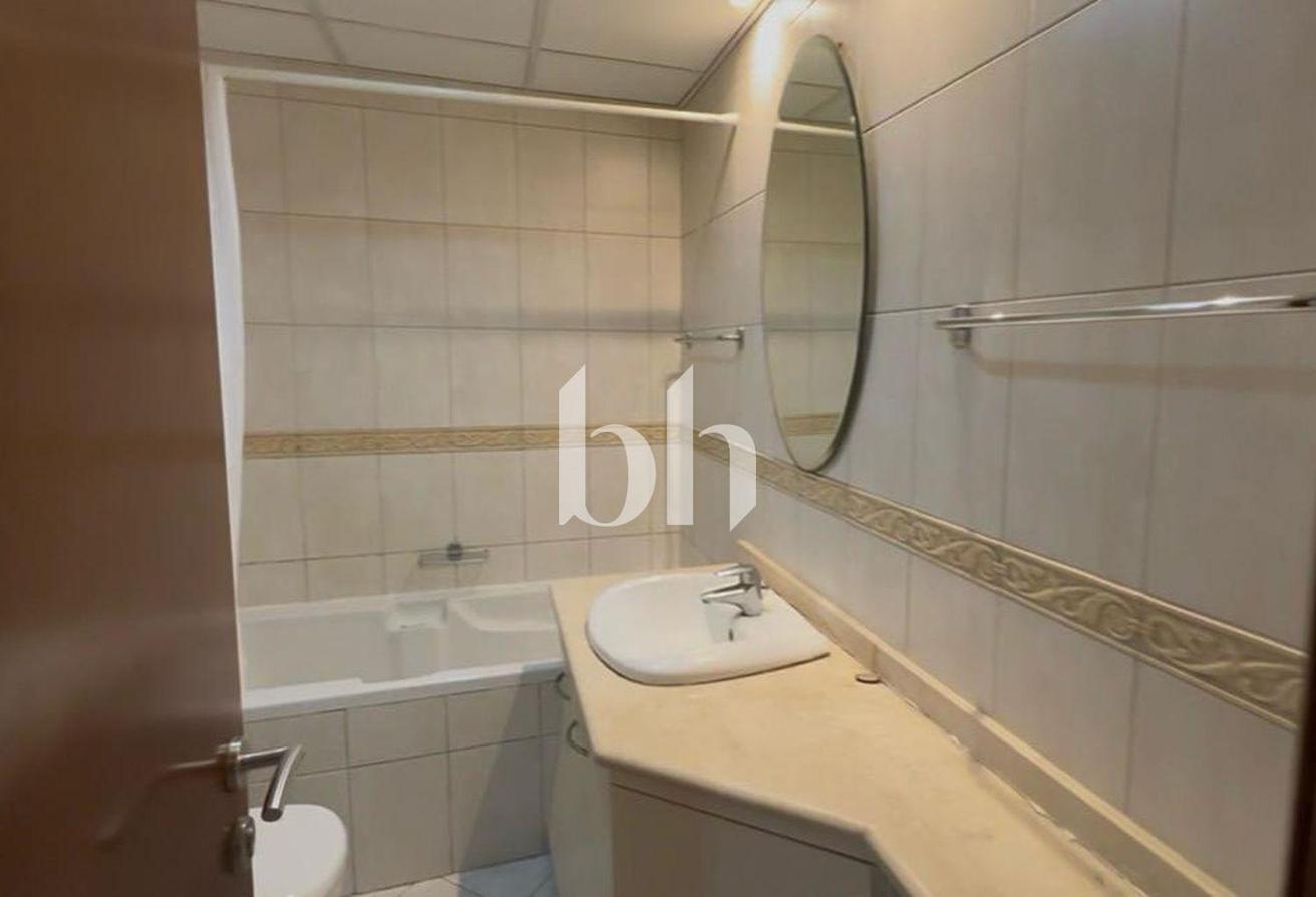 Cozy |Bright| Equipped Kitchen| Allocated Parking photo 11