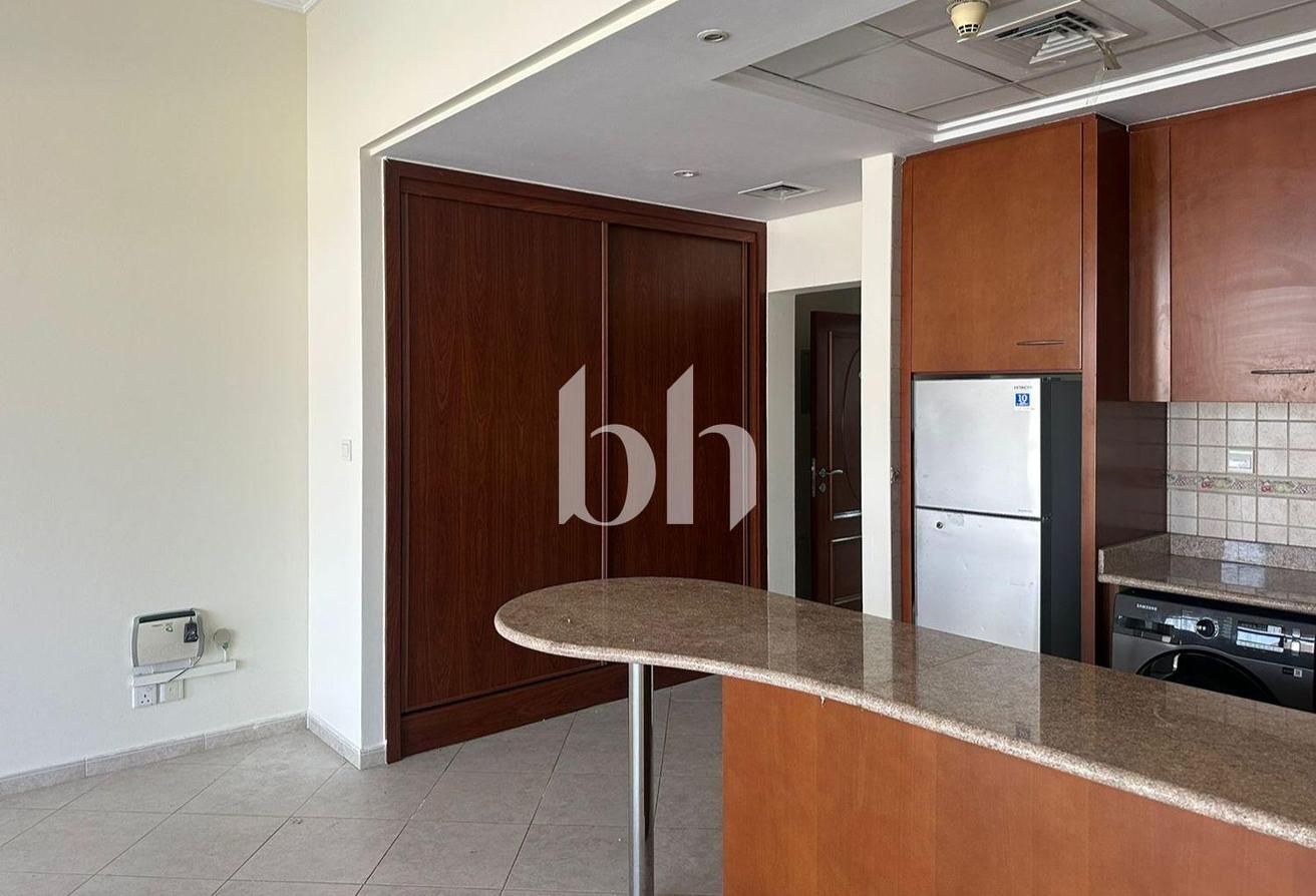Cozy |Bright| Equipped Kitchen| Allocated Parking photo 5