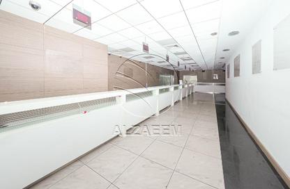 Show Room - Studio - 4 Bathrooms for rent in Tourist Club Area - Abu Dhabi