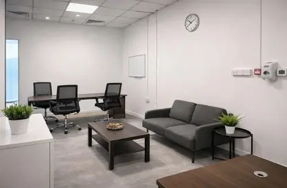 مكتب - غرفة نوم - 2 حمامات للايجار في برج لطيفة - شارع الشيخ زايد - دبي