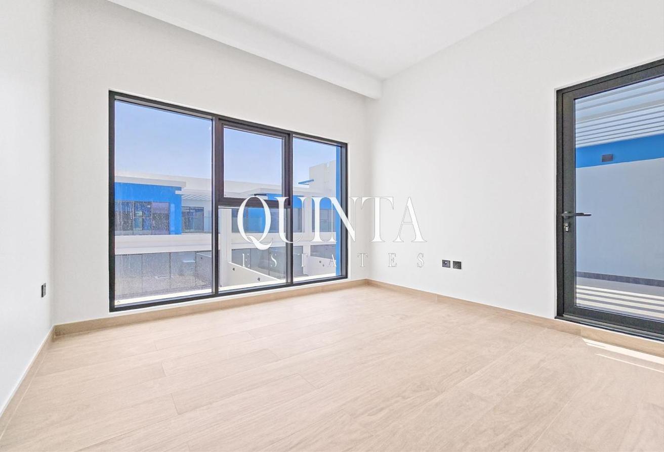 12 Cheques|5BR +Maid | Keys 2 Hand | Middle Unit photo 6