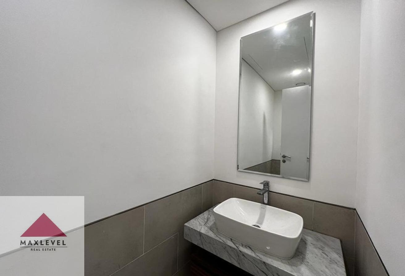 PRIME LOCATION , SPACIOUS LAY OUT , VACANT photo 14