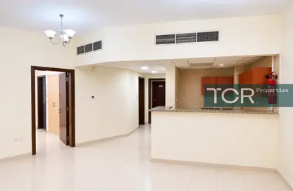 شقة - غرفة نوم - 2 حمامات للايجار في آي سي1 اماراتي 20 - طراز إماراتي - المدينة العالمية - دبي