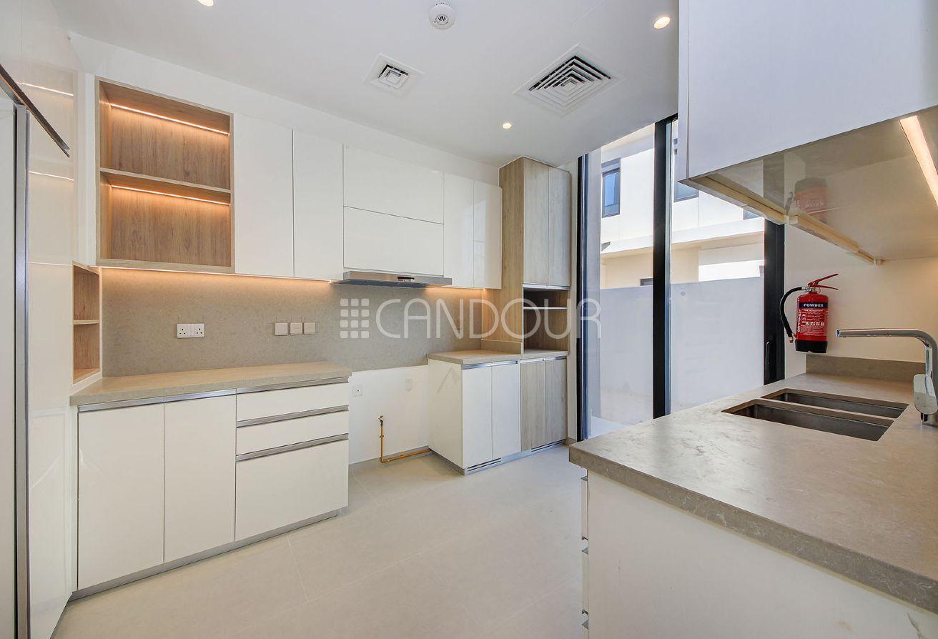 Corner Unit |5BR Villa | Next to Park | G+2 photo 6