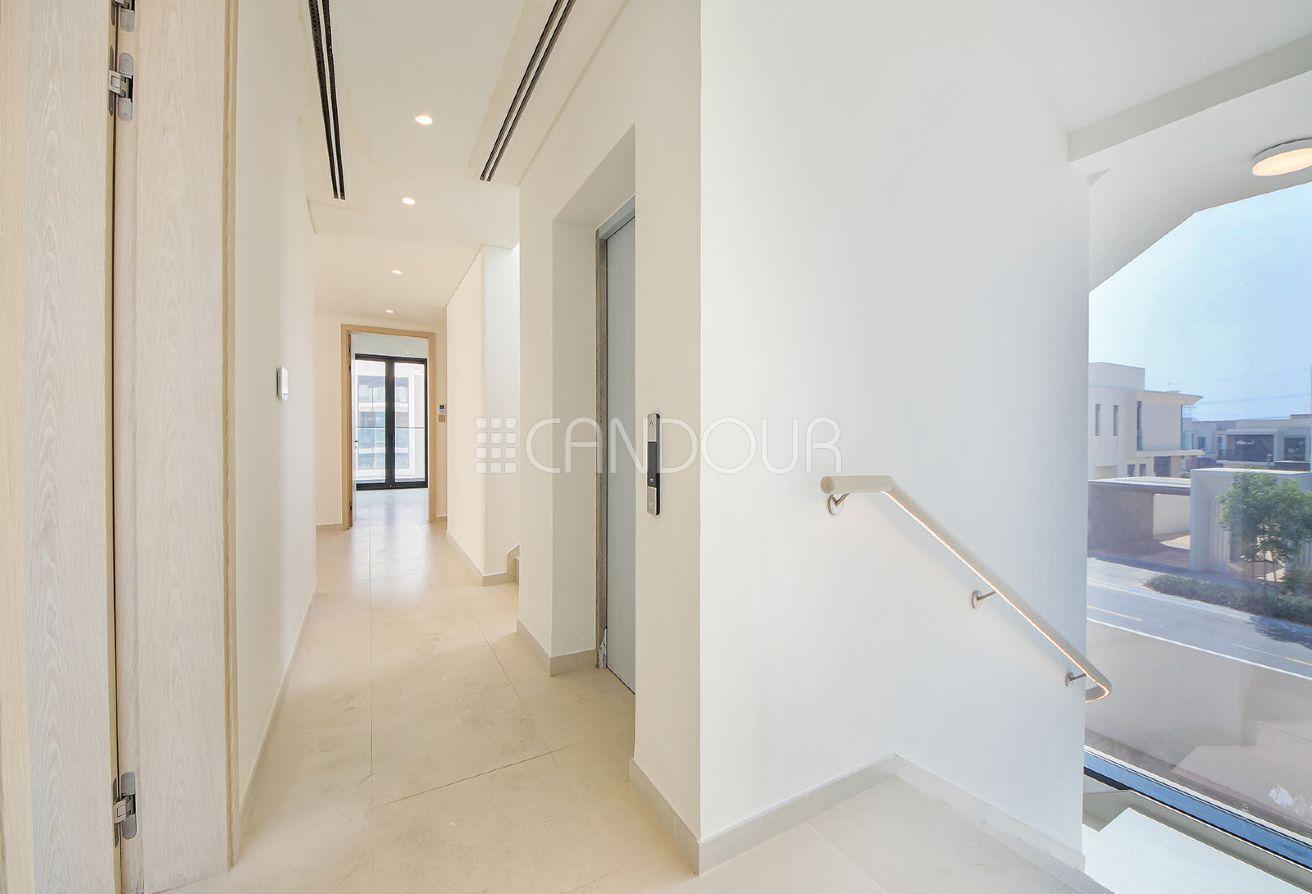 Corner Unit |5BR Villa | Next to Park | G+2 photo 11