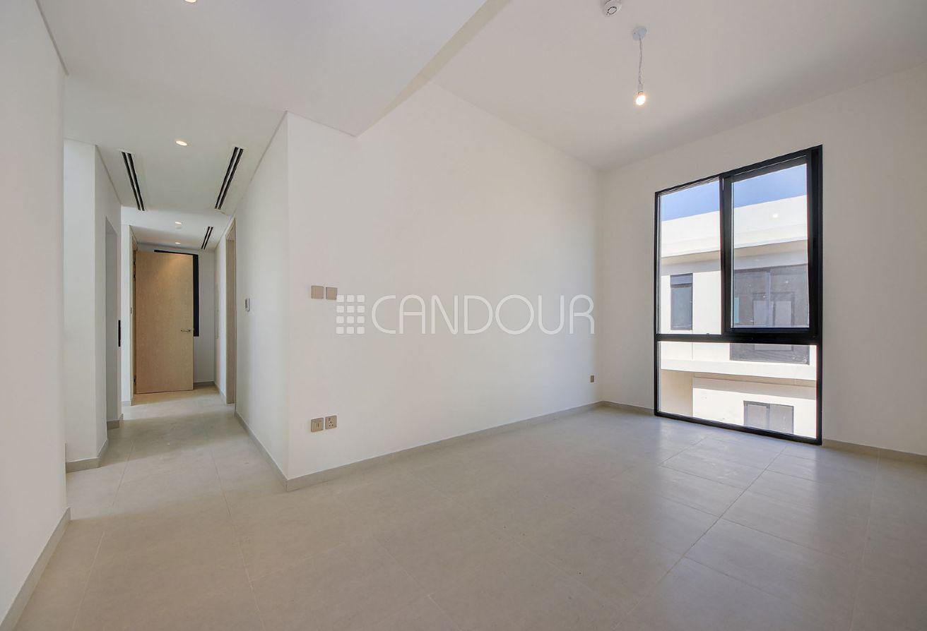 Corner Unit |5BR Villa | Next to Park | G+2 photo 16