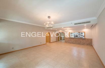 Apartment - 2 Bedrooms - 2 Bathrooms for sale in Al Anbara - Shoreline Apartments - Palm Jumeirah - Dubai