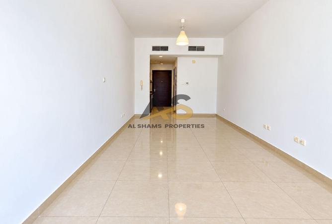 Spacious Studio | Balcony | Fitted Kitchen |