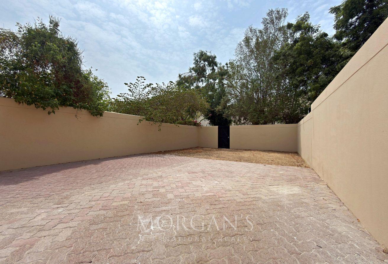 Jumeirah 1 Villa | 4BR + Maid's | Private Yards photo 16