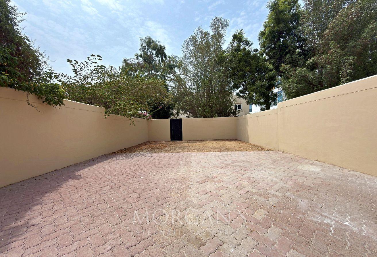 Jumeirah 1 Villa | 4BR + Maid's | Private Yards photo 15