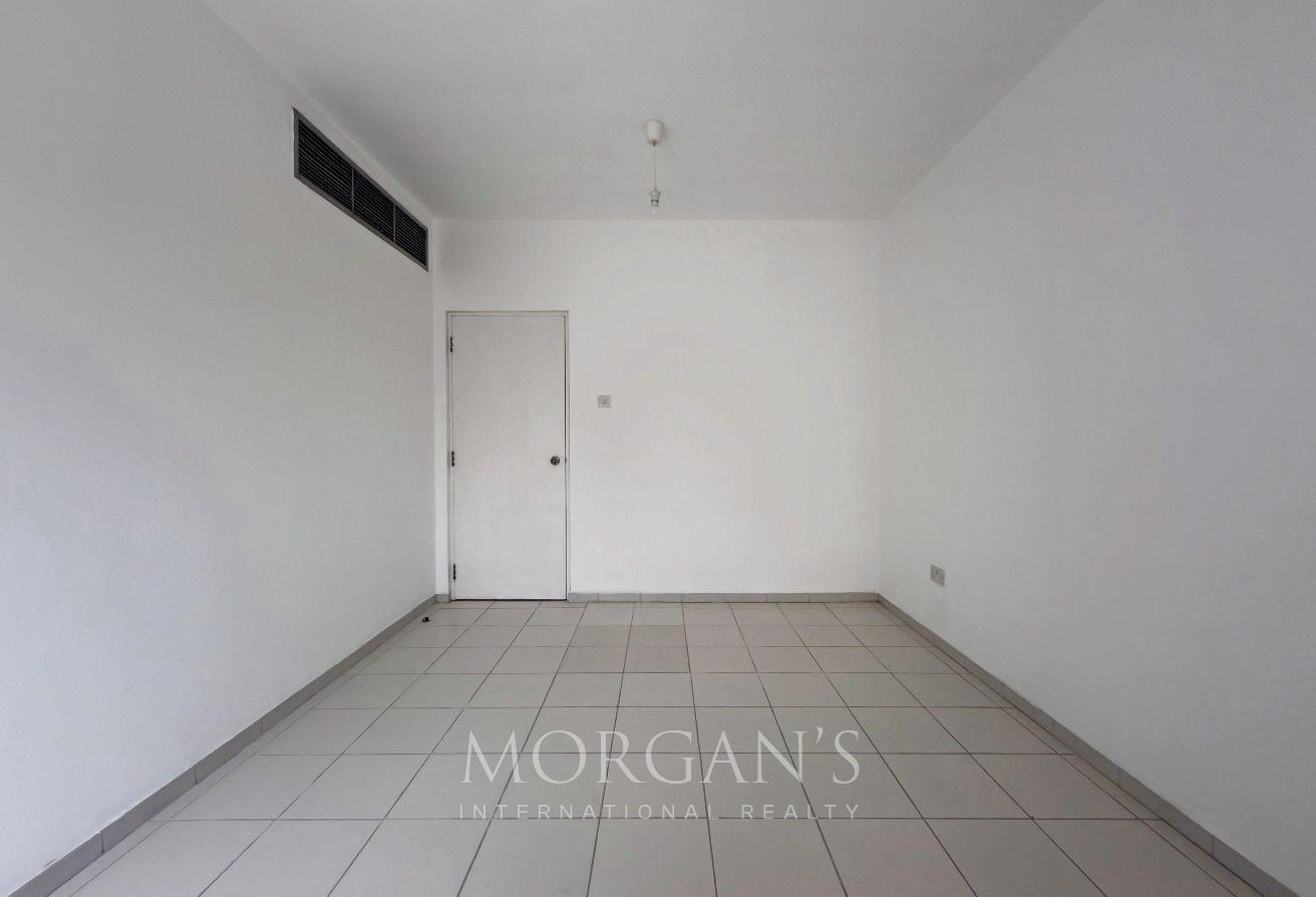 Jumeirah 1 Villa | 4BR + Maid's | Private Yards photo 4