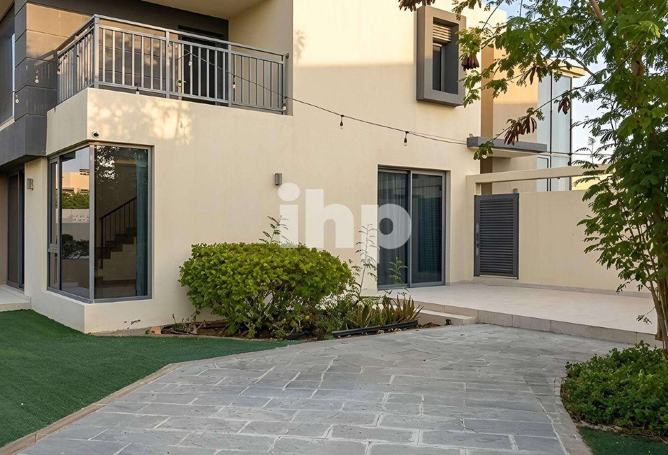 Luxury 4 Bed + Maid | Greenbelt | Prime location photo 2
