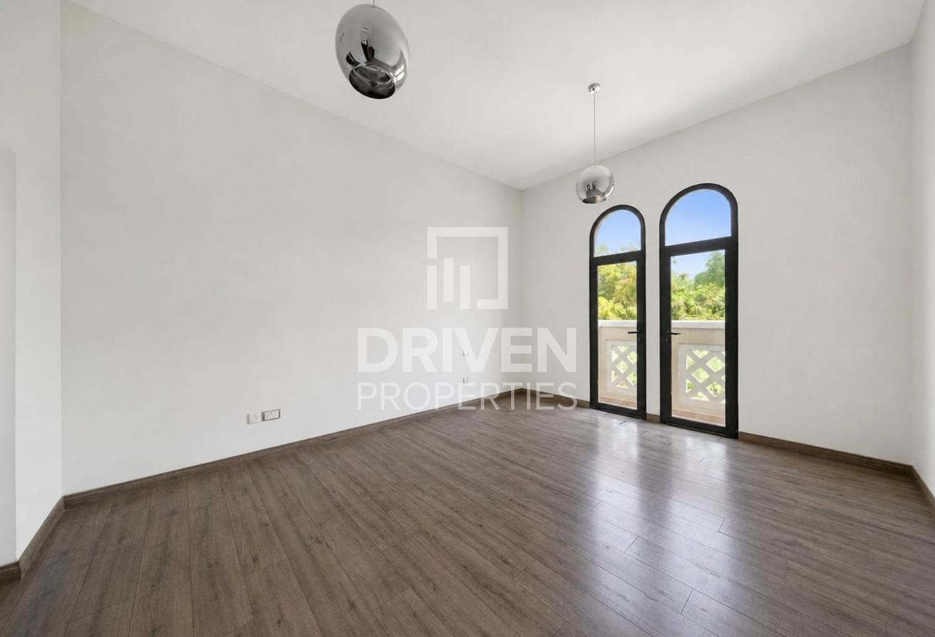Vacant | Huge Plot | Well Maintained | Corner photo 9