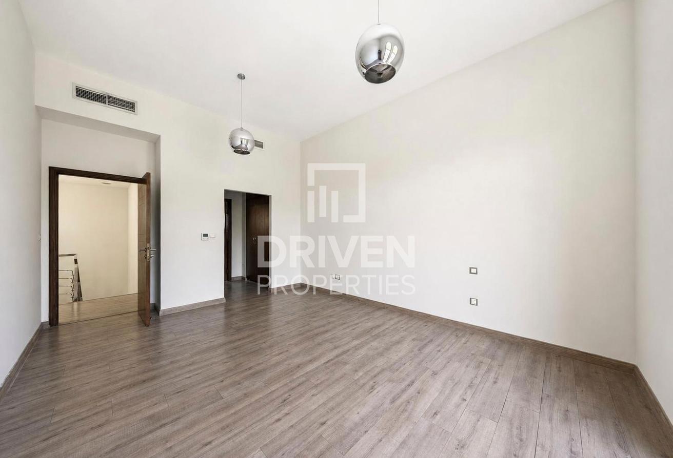 Vacant | Huge Plot | Well Maintained | Corner photo 10