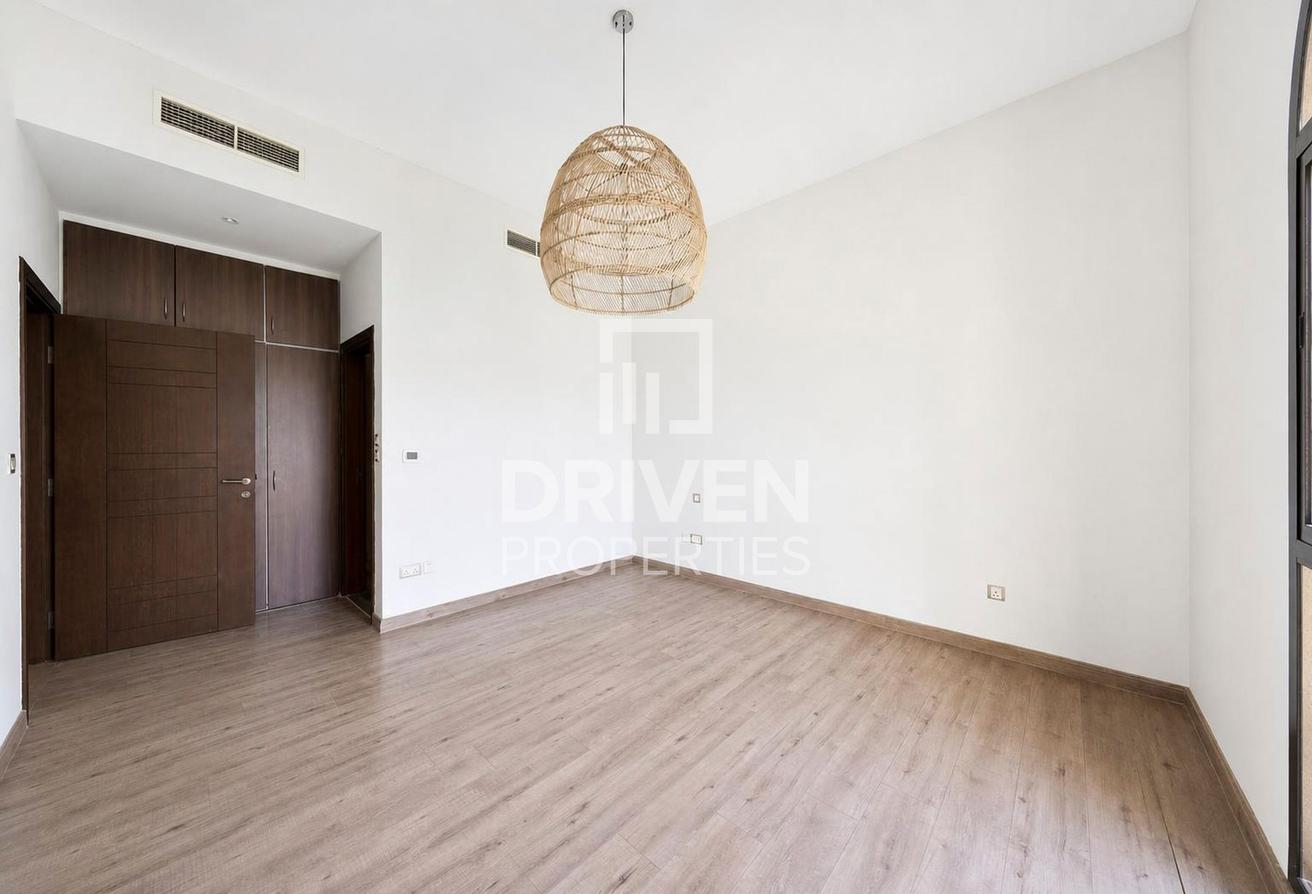 Vacant | Huge Plot | Well Maintained | Corner photo 8