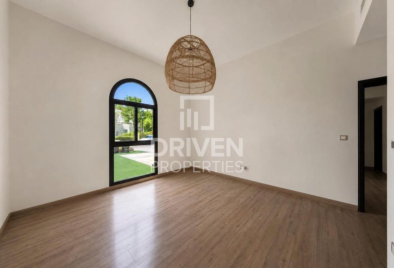 Vacant | Huge Plot | Well Maintained | Corner photo 7