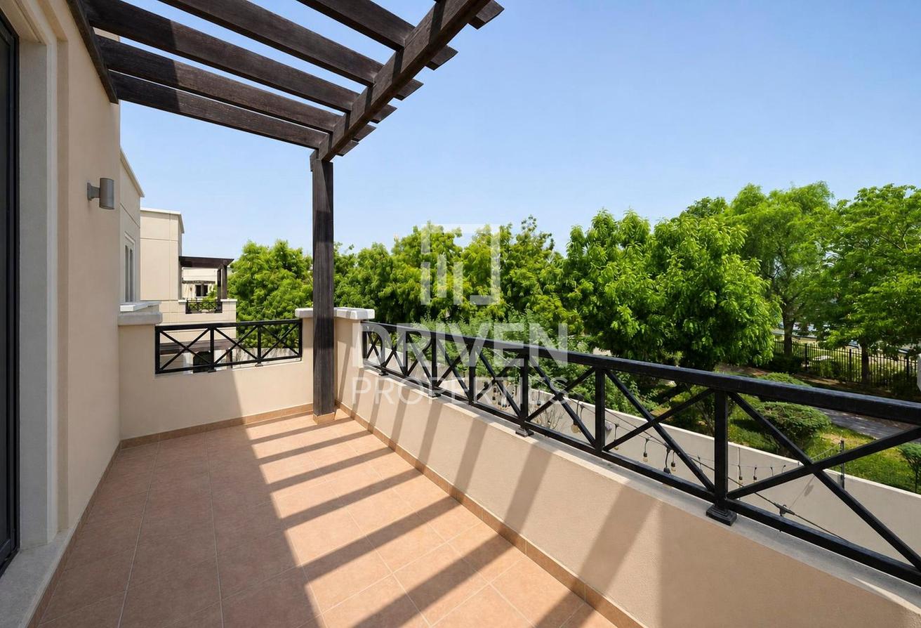 Vacant | Huge Plot | Well Maintained | Corner photo 27
