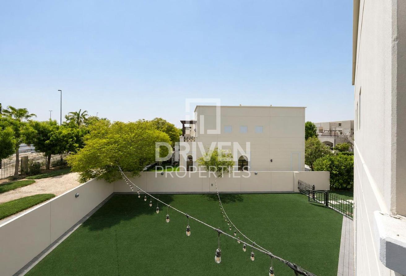 Vacant | Huge Plot | Well Maintained | Corner photo 28