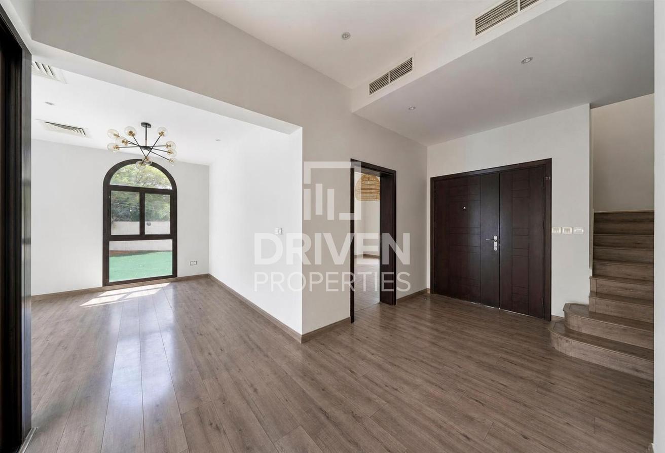 Vacant | Huge Plot | Well Maintained | Corner photo 4