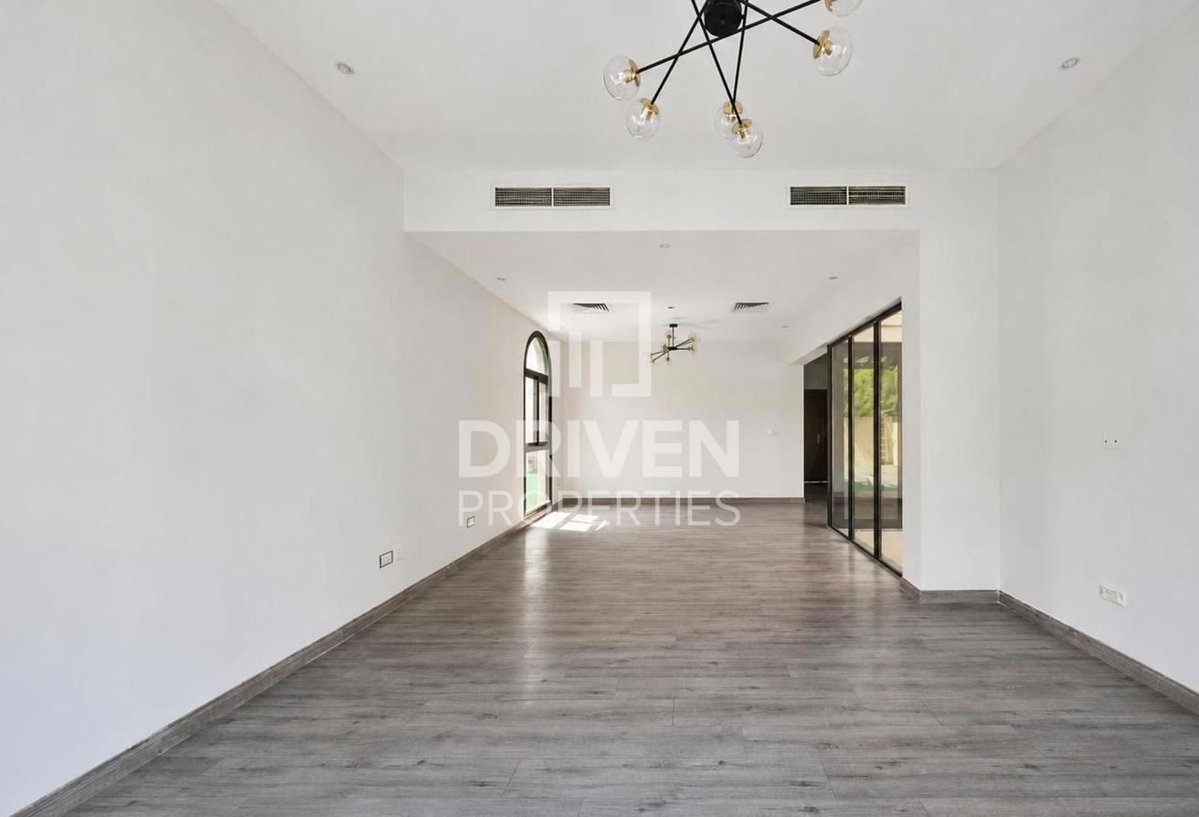 Vacant | Huge Plot | Well Maintained | Corner photo 5