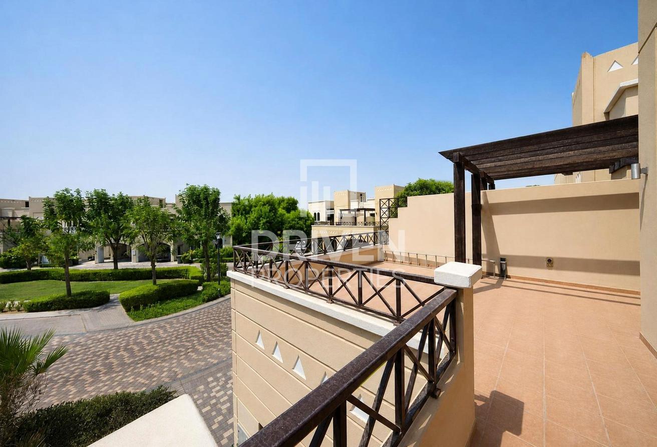 Vacant | Huge Plot | Well Maintained | Corner photo 26