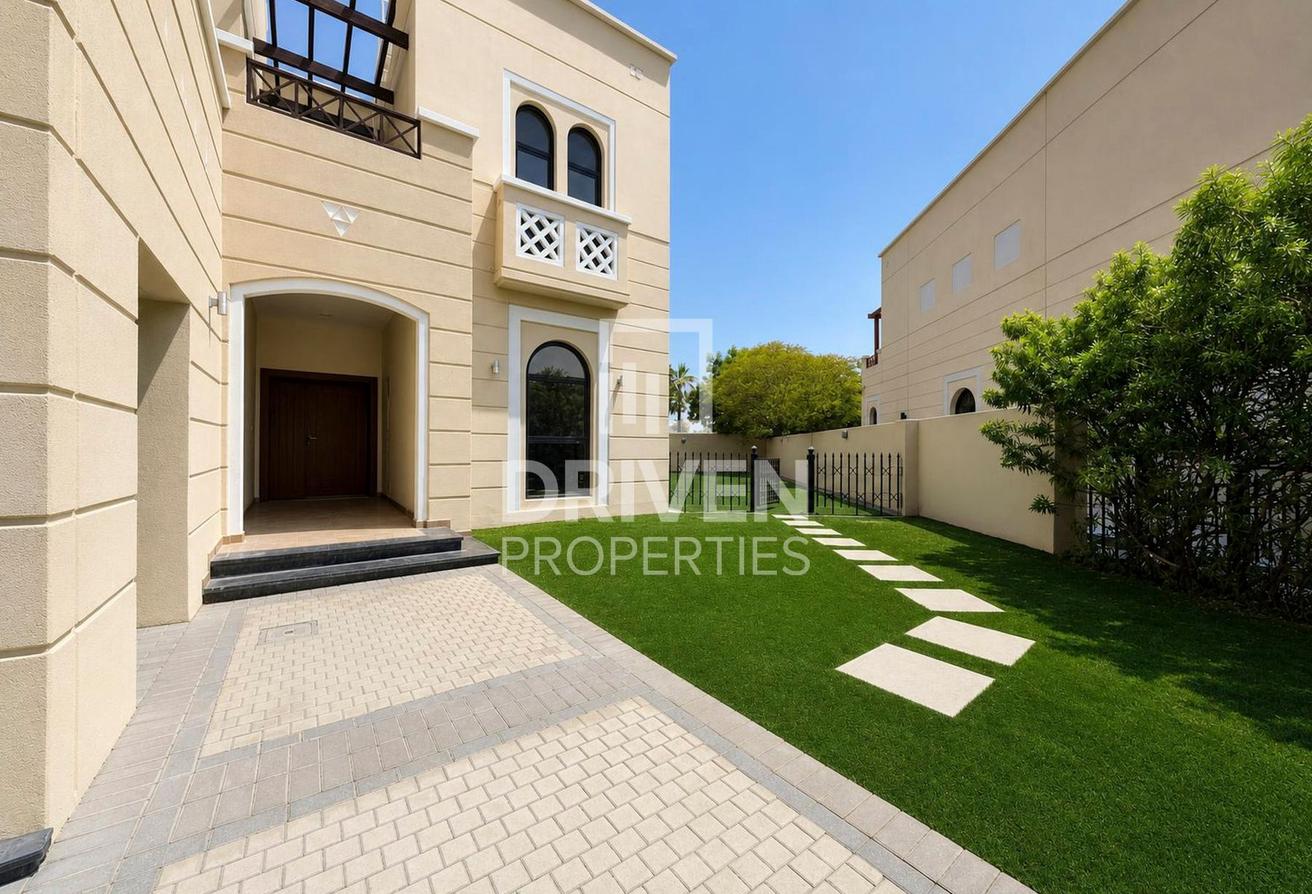 Vacant | Huge Plot | Well Maintained | Corner photo 29