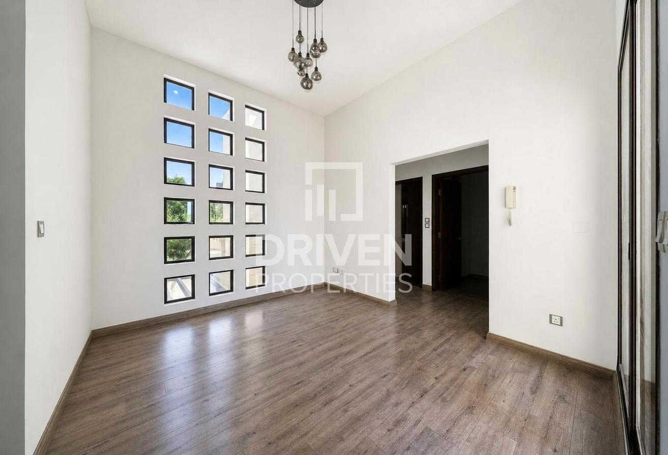 Vacant | Huge Plot | Well Maintained | Corner photo 11