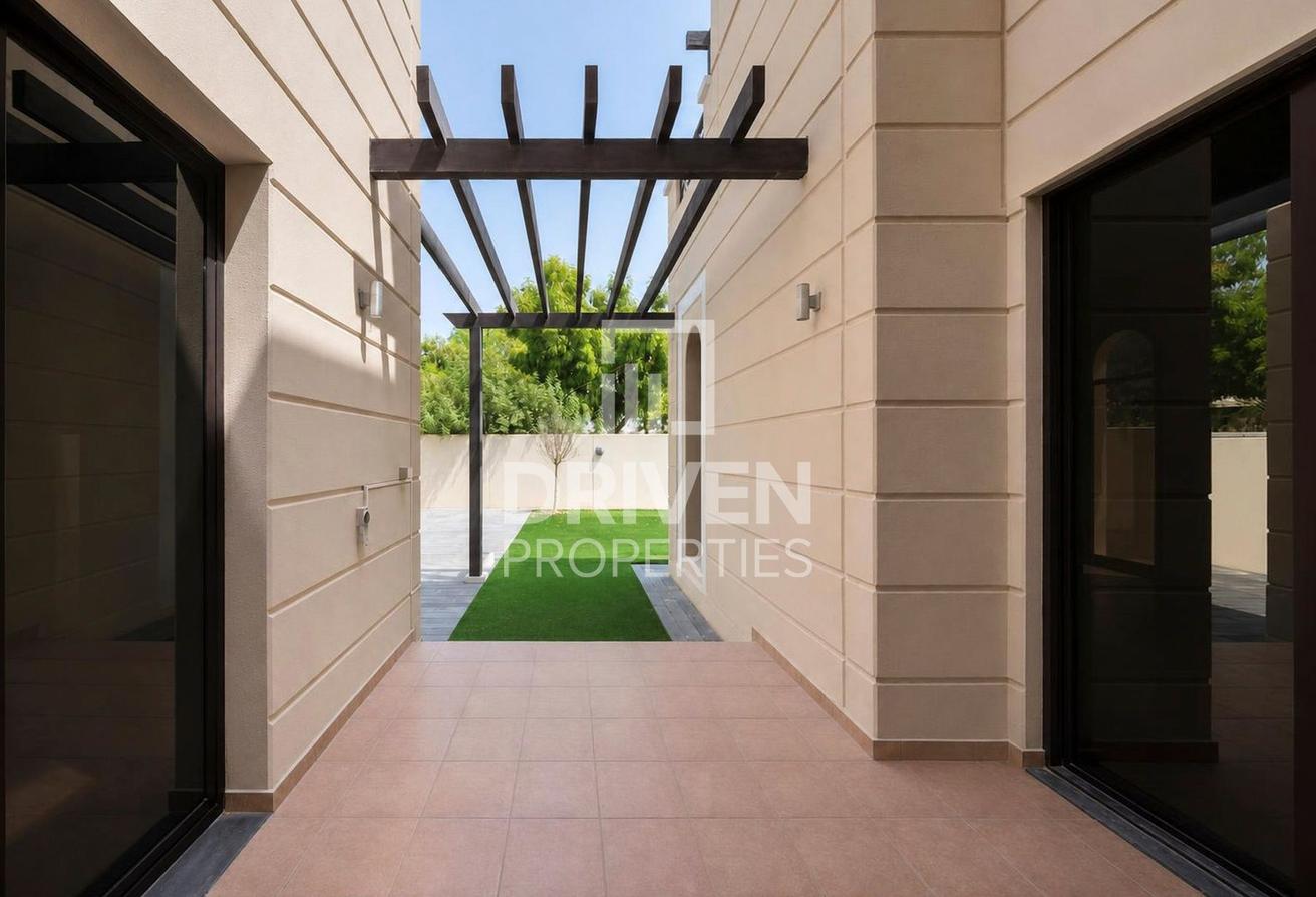Vacant | Huge Plot | Well Maintained | Corner photo 24