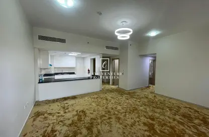 شقة - 2 غرف نوم - 3 حمامات للايجار في بروفايل ريزيدنس - مدينة دبي الرياضية - دبي