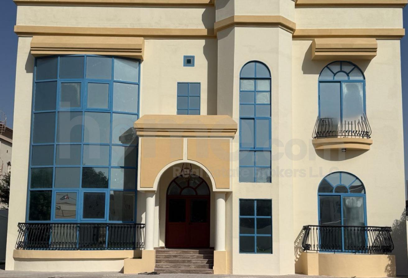 Well Maintained Huge Villa with Swimming Pool photo 2