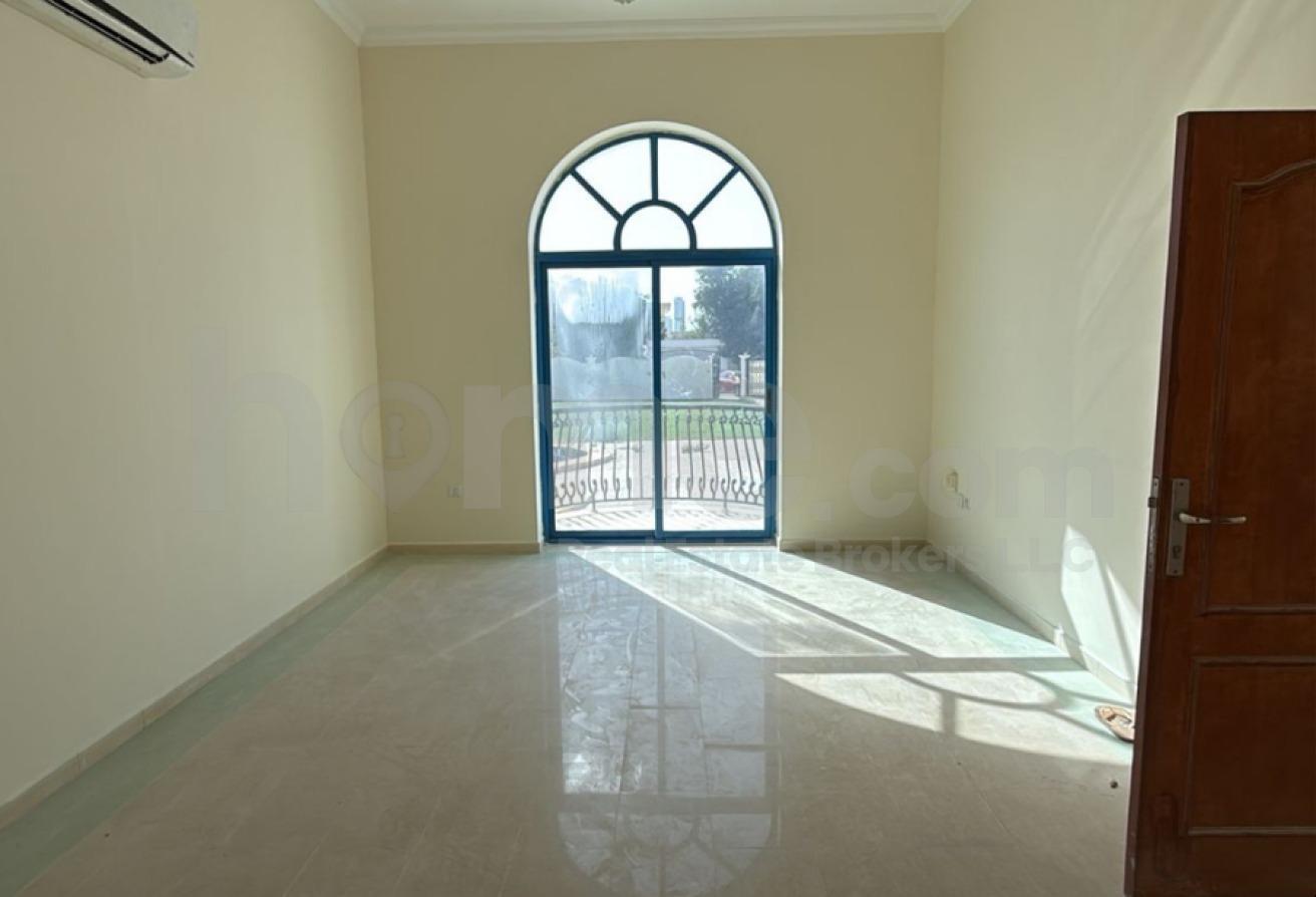 Well Maintained Huge Villa with Swimming Pool photo 7