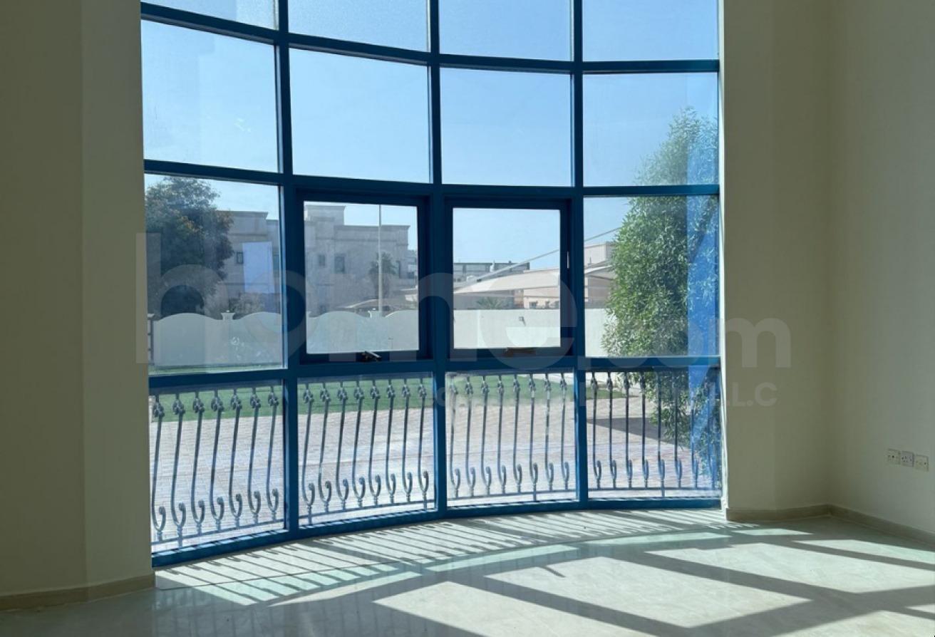 Well Maintained Huge Villa with Swimming Pool photo 4
