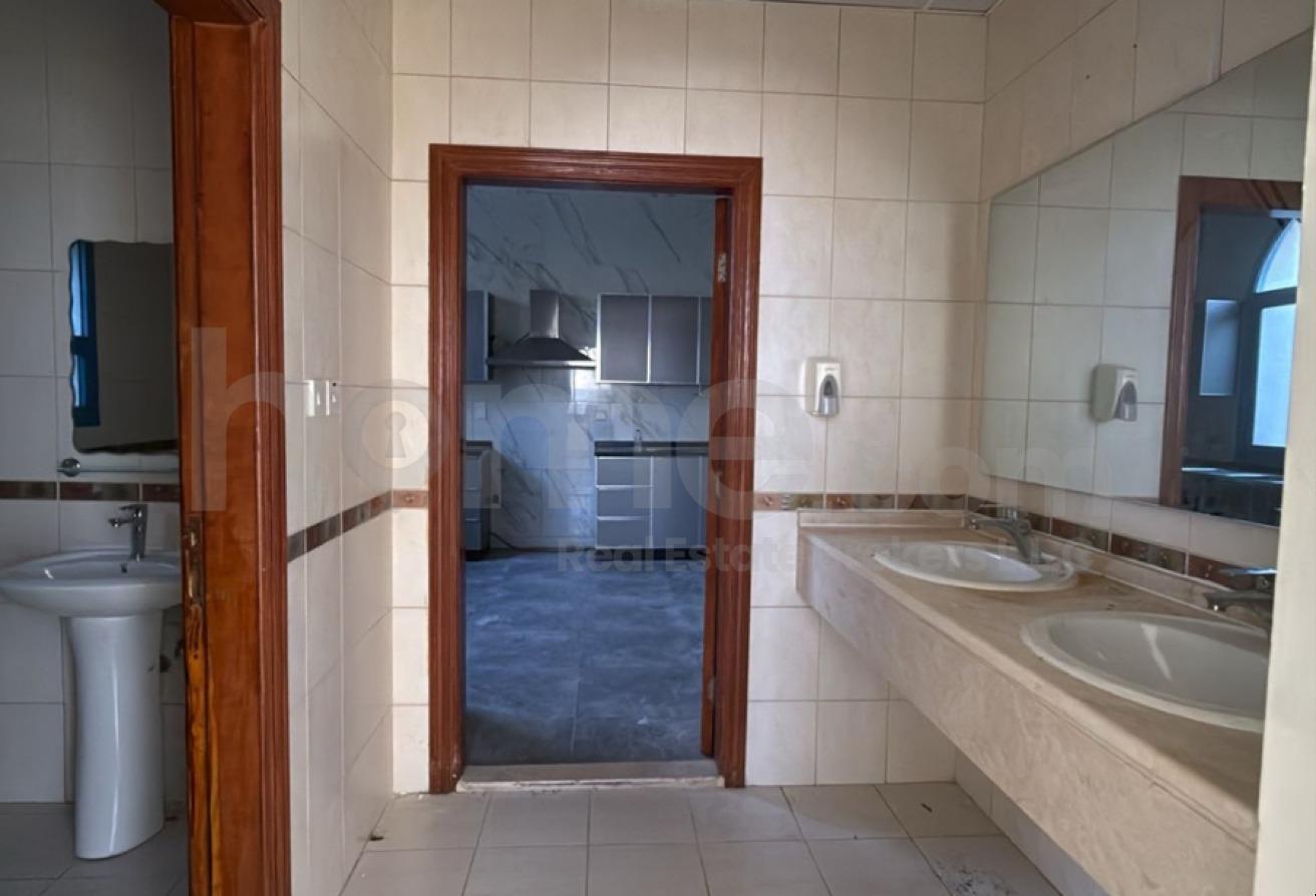 Well Maintained Huge Villa with Swimming Pool photo 14