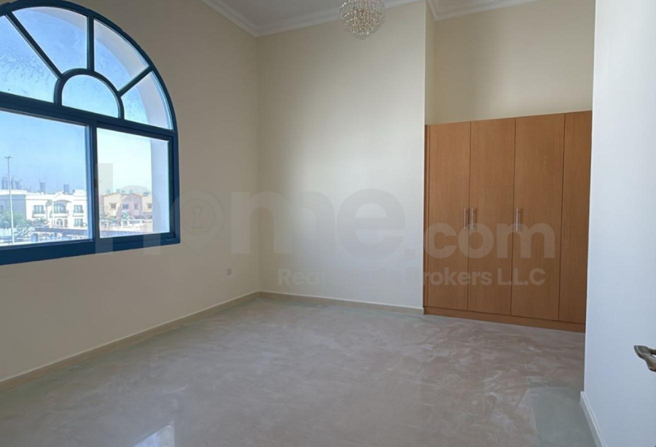 Well Maintained Huge Villa with Swimming Pool photo 8
