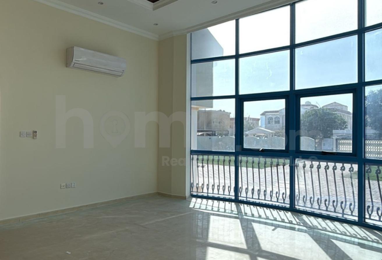 Well Maintained Huge Villa with Swimming Pool photo 5