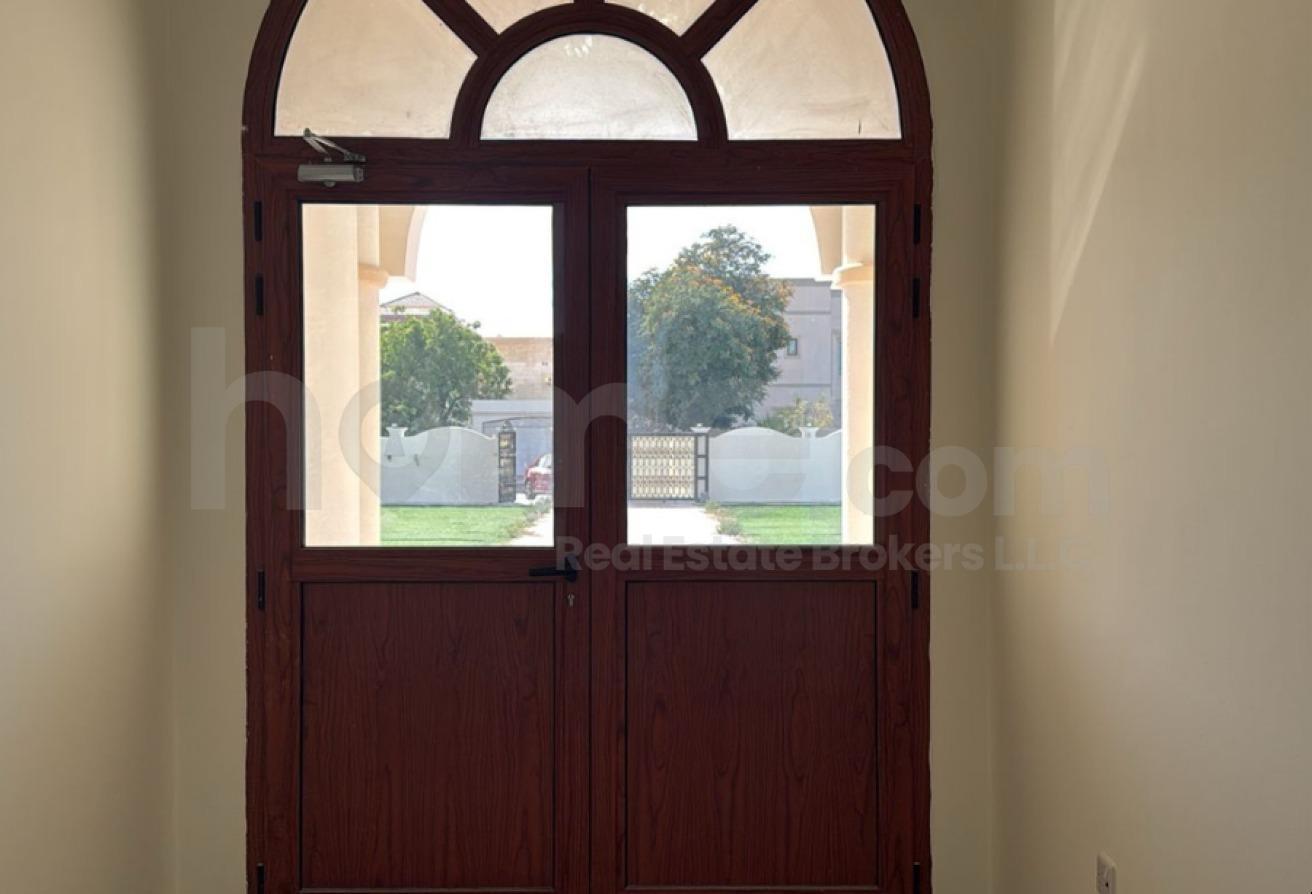 Well Maintained Huge Villa with Swimming Pool photo 3