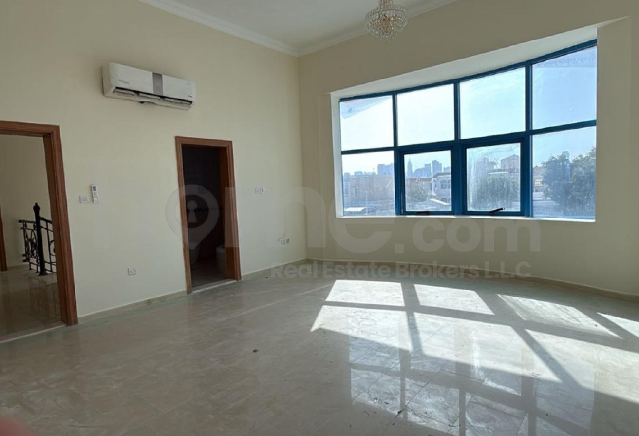 Well Maintained Huge Villa with Swimming Pool photo 6
