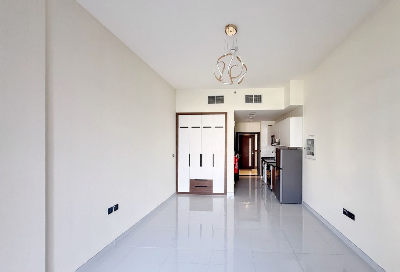 Motivated Seller l High Floor l Road View